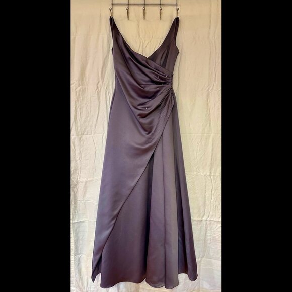 Simple, yet elegant Lilac Dress with Ruching - Picture 1 of 5